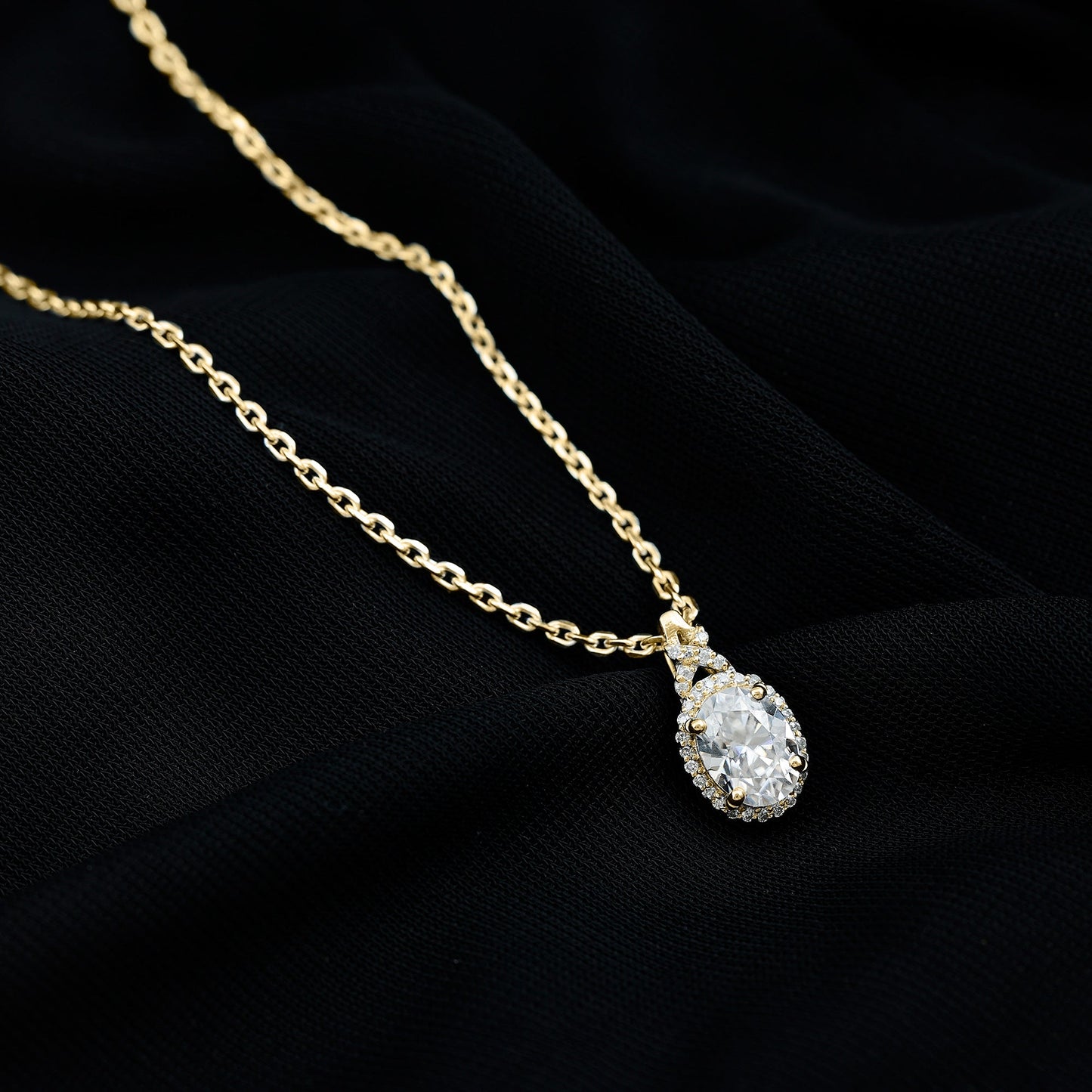 Lab Grown Diamond Vintage Style Pendant With Halo