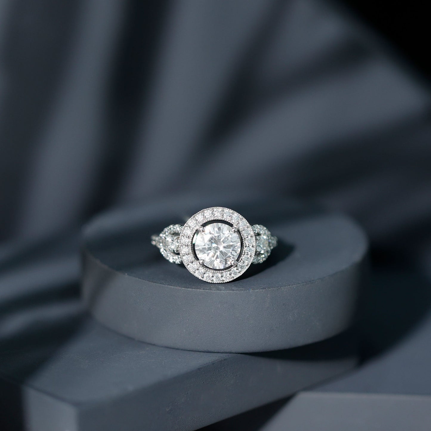 Round Cut Diamond Antique Looking Engagement Ring