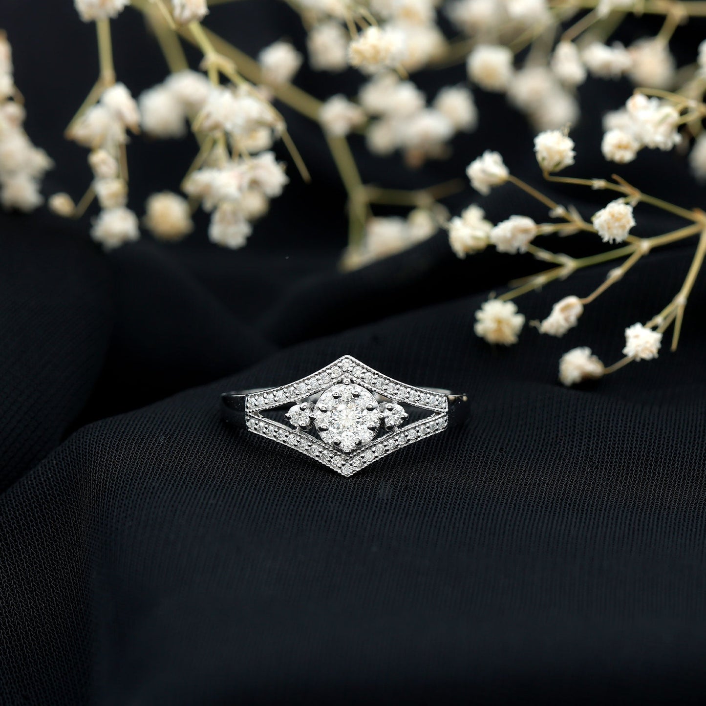 Round Diamond Vintage Ring in illusion Setting